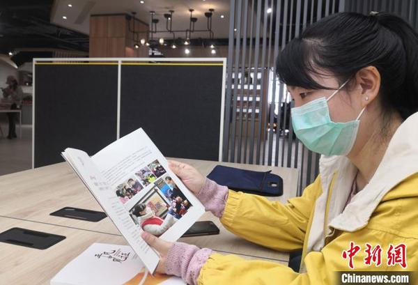 圖為社區(qū)工作人員閱覽書籍。　劉玉桃 攝