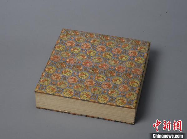 清宮舊藏《大乘喜金剛各佛秘密脈相圖》。文物經(jīng)板上裱有綾面，圖案由六邊形和方形組成，六邊形中有龍紋，方形中為“萬”和“壽”字。故宮出版社供圖