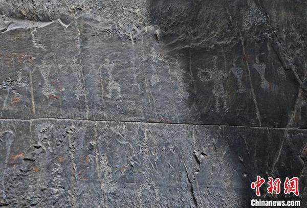 頭戴類似羽毛裝飾的32個(gè)人形態(tài)不一，有單臂獨(dú)舞的，還有雙手插在腰間，點(diǎn)線勾勒間記錄了一場大型祭祀祈福現(xiàn)場。　楊艷敏 攝