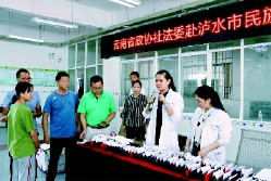     2019年6月，云南省政協(xié)社法委組織政協(xié)委員赴怒江州瀘水市民族中學(xué)開展健康扶貧工作，向當(dāng)?shù)貙W(xué)校捐贈愛心眼鏡?！⊥鯐躁枴z
