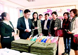     云南省政協(xié)港澳委員深入昭通市大關(guān)縣開展脫貧攻堅調(diào)研。    2018年11月，楚雄州政協(xié)調(diào)研組深入農(nóng)戶家中共商脫貧計劃。　潘振偉　攝