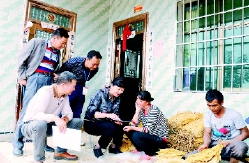     怒江州政協(xié)到脫貧攻堅重點村——蘭坪縣營盤鎮(zhèn)恩羅村開展“百日攻堅”大督查工作?！×_金合　攝