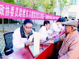     宜良縣政協(xié)深入田間地頭調(diào)研種植業(yè)發(fā)展情況。　李明　攝