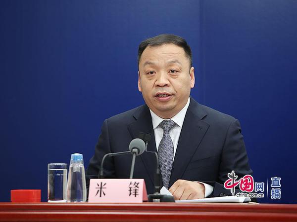 國家衛(wèi)生健康委新聞發(fā)言人、宣傳司副司長米鋒主持發(fā)布會