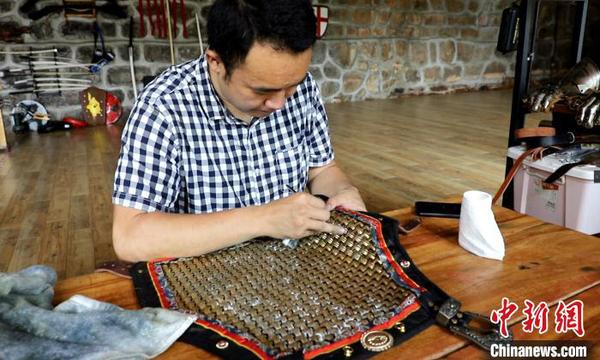 團隊成員在修復(fù)鎧甲?！⒍鳈?quán) 攝