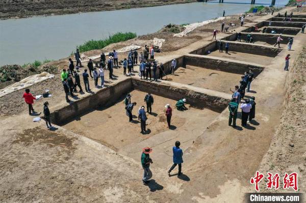 寨卞東南遺址共清理遺跡73個(gè)，其中近現(xiàn)代溝2條，漢代灰坑61個(gè)，漢代甕棺葬1座，漢代路2條，漢代溝8條。　韓春義 攝