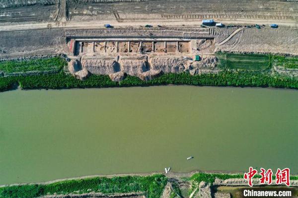 寨卞東南遺址呈長方形，長約190米，寬約80米。遺址北部為現(xiàn)代耕地，南部為現(xiàn)代河堤。　韓春義 攝
