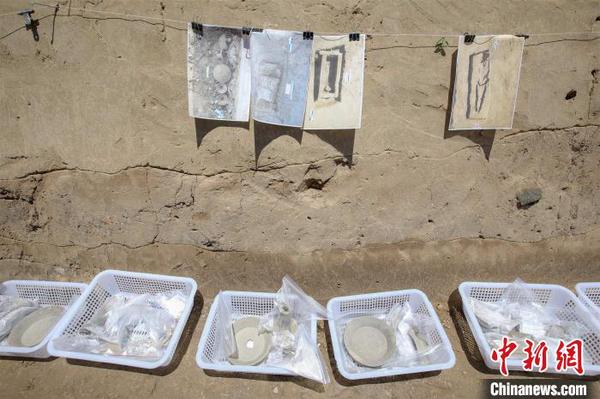 遺址出土漢代陶片較多，尤其是銘文豆等，將有助于對(duì)寨卞遺址和魯北地區(qū)漢代文化的研究?！№n春義 攝