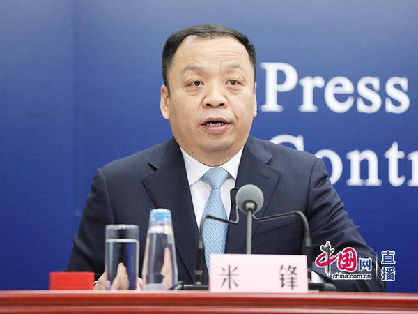 國家衛(wèi)生健康委新聞發(fā)言人、宣傳司副司長米鋒主持發(fā)布會(huì)