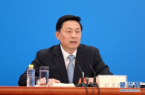 5月20日，全國政協(xié)十三屆三次會(huì)議召開新聞發(fā)布會(huì)。大會(huì)新聞發(fā)言人郭衛(wèi)民向中外媒體介紹本次大會(huì)有關(guān)情況并回答記者提問。圖為大會(huì)新聞發(fā)言人郭衛(wèi)民回答記者提問。 新華網(wǎng)記者 王翰林 攝