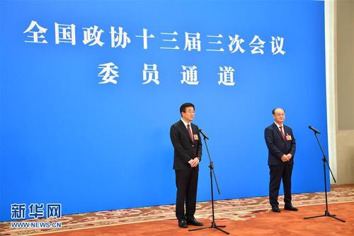 　5月21日，在北京人民大會堂新聞發(fā)布廳舉行全國政協(xié)十三屆三次會議第一場“委員通道”采訪活動。這是全國政協(xié)委員王辰（左）和王階通過網(wǎng)絡(luò)視頻方式接受媒體采訪。 新華社記者李鑫攝