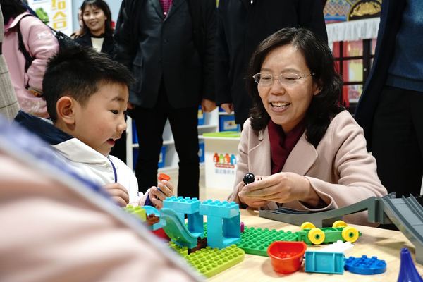 江蘇省副省長(zhǎng)、民革江蘇省委會(huì)主委陳星鶯與孩子們親切交談