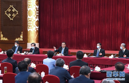 5月23日，中共中央政治局常委、國務(wù)院總理李克強(qiáng)看望出席全國政協(xié)十三屆三次會(huì)議的科協(xié)、科技界委員并參加討論。 新華社記者 饒愛民 攝
