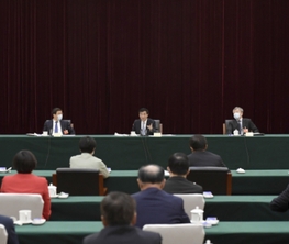 王滬寧與體育、醫(yī)藥衛(wèi)生界別政協(xié)委員共商國是