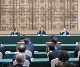 趙樂際與民盟、致公黨、僑聯(lián)界別政協(xié)委員共商國是
