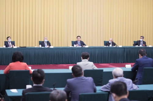 5月23日，中共中央政治局常委、國(guó)務(wù)院副總理韓正看望出席全國(guó)政協(xié)十三屆三次會(huì)議的港澳地區(qū)全國(guó)政協(xié)委員并參加討論。新華社記者 王曄 攝