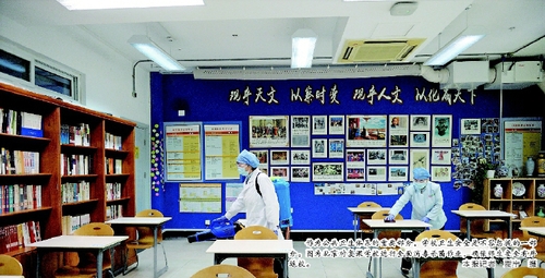 作為公共衛(wèi)生體系的重要部分，學(xué)校衛(wèi)生安全是不容忽視的一部分。圖為北京對復(fù)課學(xué)校進(jìn)行全面消毒殺菌作業(yè)，確保師生安全有序返校。  本報記者賈寧攝