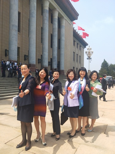 女委員們排排站，為政府工作報告點個贊。 特邀委員記者 甄貞 攝