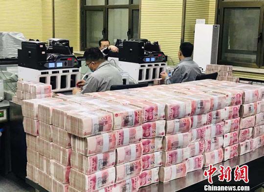 資料圖：銀行點鈔員在工作。艾慶龍 攝

