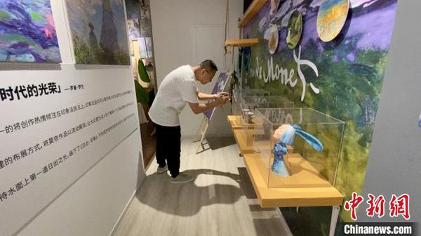 5日，在山西太原北美新天地，“莫奈·花園光影藝術(shù)展”吸引游客參觀(guān)并體驗(yàn)。　屈麗霞 攝