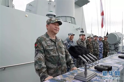 2018年4月12日上午，中央軍委在南海海域隆重舉行海上閱兵，展示人民海軍嶄新面貌，激發(fā)強國強軍堅定信念。習近平檢閱部隊并發(fā)表重要講話。這是習近平檢閱海上編隊。新華社記者 李剛 攝
