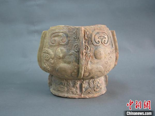 樓署紅修復(fù)的南宋官窯仿青銅陶卣殘片，左側(cè)為修復(fù)后的?！⊥τ?攝