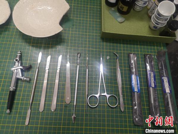 修復(fù)時(shí)需要的手術(shù)刀等工具?！⊥τ?攝