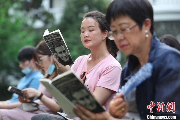 現(xiàn)場觀眾閱讀、品味詩歌的魅力?！埡鄠?攝