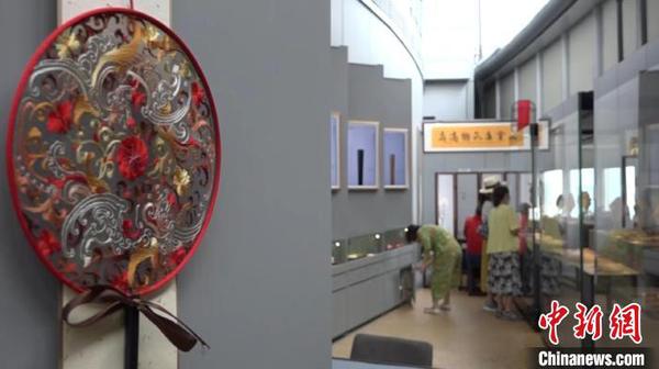 6月13日，在上海中心舉行的扇子展吸引了不少觀眾?！⌒烀黝?攝