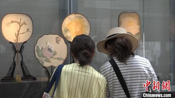 6月13日，在上海中心舉行的扇子展吸引了不少觀眾?！⌒烀黝?攝
