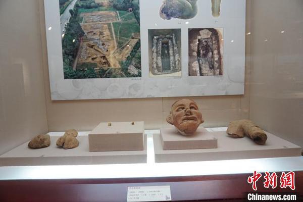 展出的“牛河梁遺址”及出土文物?！±顣?攝