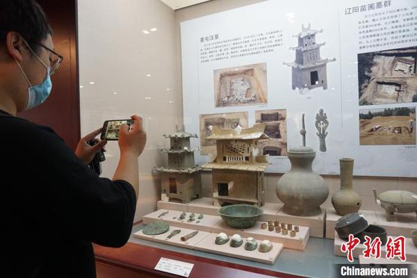 觀眾在參展?！±顣?攝