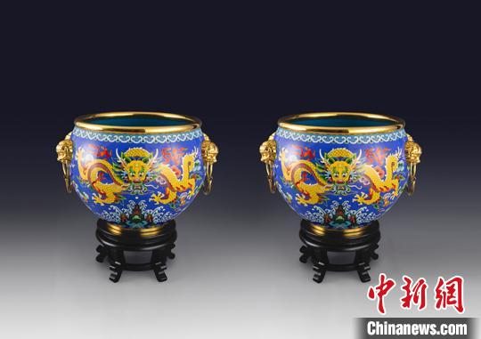 景泰藍(lán)《盛世吉祥？大龍缸》以神秘瑪瑙藍(lán)、高貴帝王黃為主色調(diào)，以故宮正龍紋為主紋飾，輔以如意云頭紋、江崖海水紋等皇家傳統(tǒng)紋飾點(diǎn)綴，五爪金龍威武雄視，寓意吉祥富貴、國泰民安?！O亞征 攝