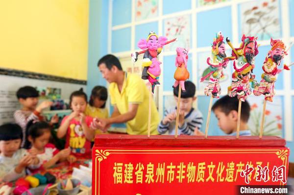 “妝糕人”的人物造型惟妙惟肖?！￡惷骼?攝