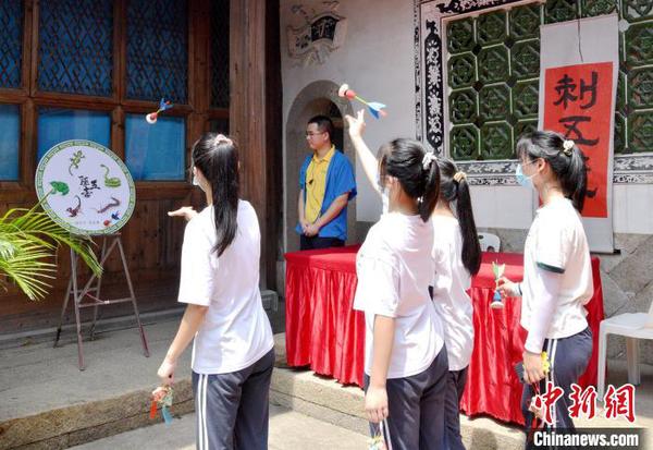 福州新華職業(yè)學(xué)校的學(xué)生們體驗(yàn)了傳統(tǒng)端午民俗刺五毒?！×钟钕?攝