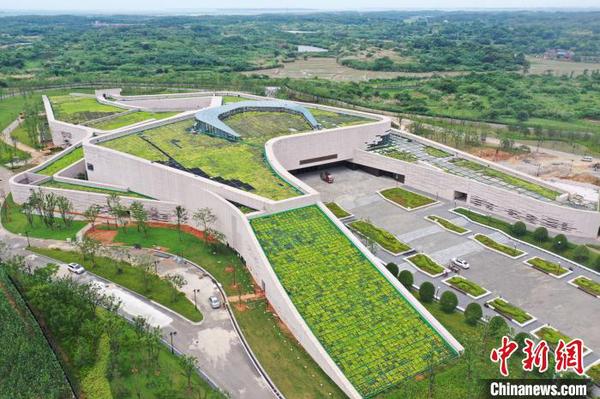 圖為6月28日，航拍正在建設中的南昌漢代海昏侯國遺址博物館?！⒄祭?攝