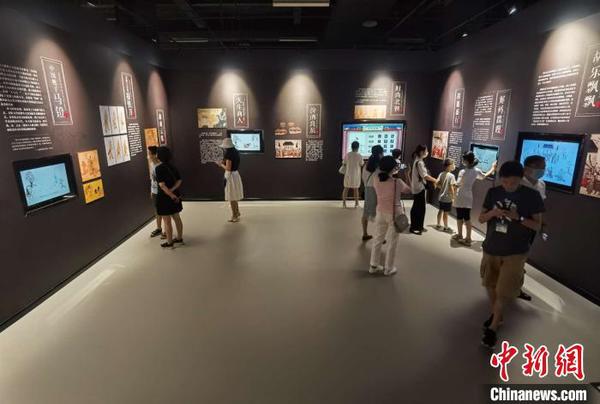 觀眾參觀“壁畫的平行世界——狄仁杰帶你探北朝”展覽?！『?攝