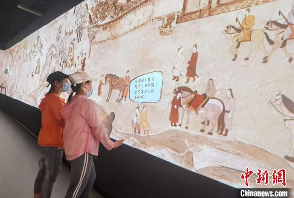 觀眾參觀“壁畫的平行世界——狄仁杰帶你探北朝”展覽。　胡健 攝
