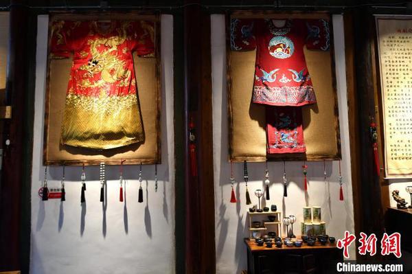 圖為裝飾在文化交流中心內(nèi)的閩劇戲服?！蚊?攝