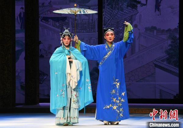 2019年10月30日晚，莆仙戲《踏傘行》參演在福建福州舉辦的第十六屆中國戲劇節(jié)?！∮浾邉⒖筛?攝