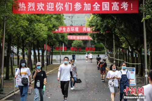 2020年全國高考在即，考生提前看考場。圖為考生看完考場后走出考點(diǎn)。 瞿宏倫 攝