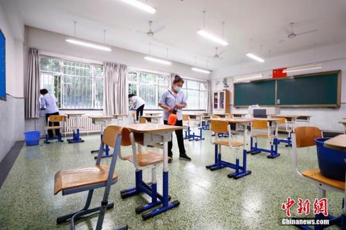 圖為7月3日北京十二中保潔人員對考場及走廊進(jìn)行清掃、消毒。 <a target='_blank' href='http://www.chinanews.com/'>中新社</a>記者 富田 攝