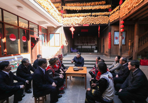　　2020年1月19日下午，習(xí)近平在騰沖市清水鄉(xiāng)三家村中寨司莫拉佤族村，同村民李發(fā)順一家聊家常，詳細(xì)詢問脫貧情況（新華社記者鞠鵬 攝）