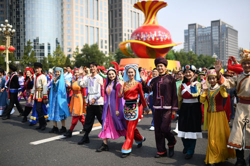 慶祝中華人民共和國成立70周年大會群眾游行中的民族團(tuán)結(jié)方陣（新華社記者張宏祥 攝）