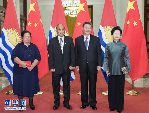 1月6日，國家主席習(xí)近平在北京人民大會堂同基里巴斯總統(tǒng)馬茂會談。這是會談前，習(xí)近平和夫人彭麗媛同馬茂總統(tǒng)夫婦合影。 新華社記者 黃敬文 攝