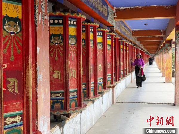 圖為一名藏族老人在隆務(wù)寺內(nèi)轉(zhuǎn)經(jīng)祈福?！O睿 攝