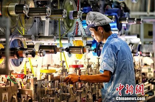 圖為江蘇鹽城一家企業(yè)內(nèi)的生產(chǎn)景象。中新社記者 泱波 攝