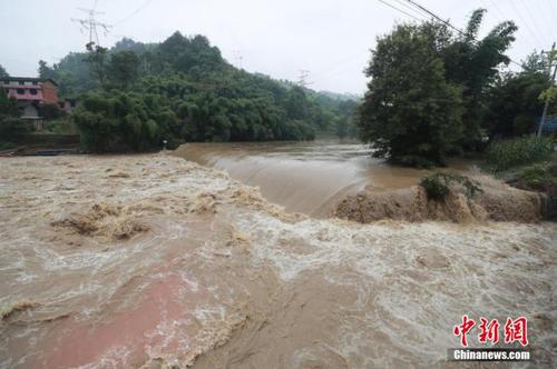 資料圖：河流水勢兇猛。 肖樂峰 攝