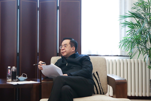 圖一 3月初，市政協(xié)主席韓東太聽取調(diào)研工作籌備情況匯報(bào)并提出指導(dǎo)性意見