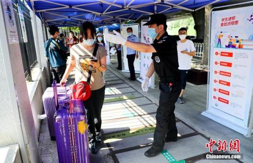 資料圖：6月8日，湖北武漢，武漢大學的返校學生進入校園。 中新社記者 張暢 攝